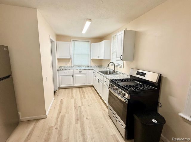 8719 Canyon Street, Grosse Pointe, MI 48236