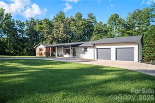 98 N Pinecrest Lane, Hendersonville, NC 28739