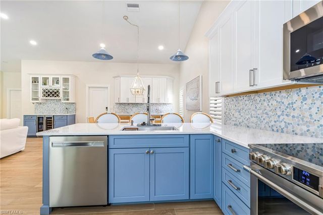 1374 Foxfire LN, Naples, FL 34104
