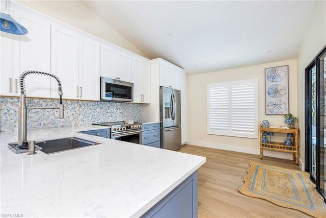1374 Foxfire LN, Naples, FL 34104