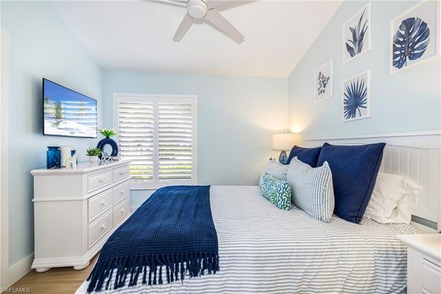 1374 Foxfire LN, Naples, FL 34104