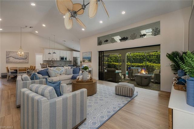 1374 Foxfire LN, Naples, FL 34104