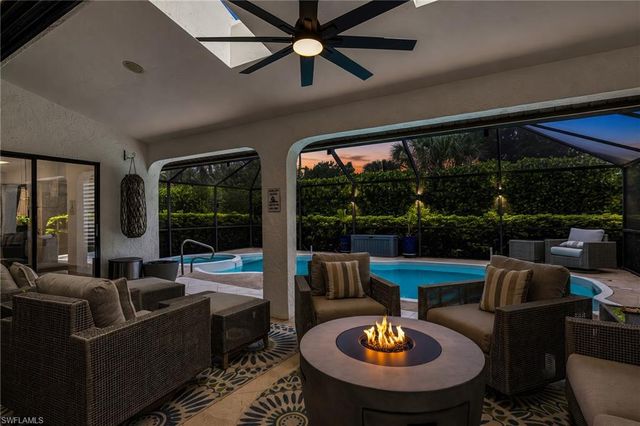 1374 Foxfire LN, Naples, FL 34104