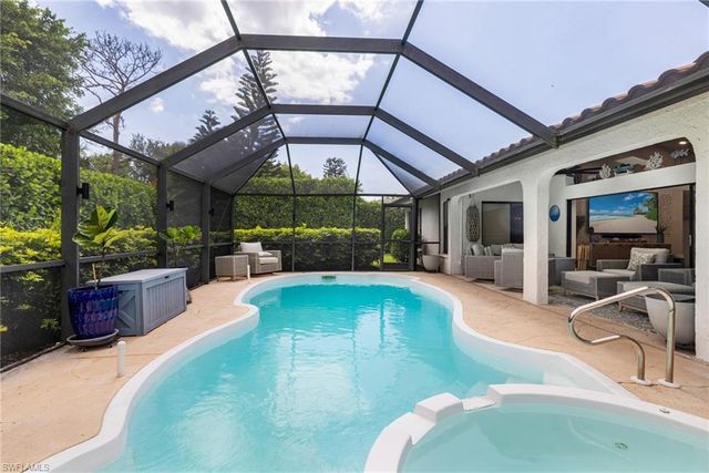 1374 Foxfire LN, Naples, FL 34104