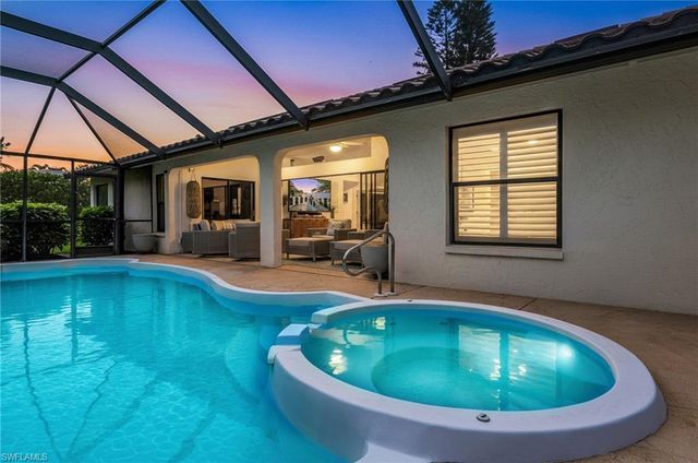 1374 Foxfire LN, Naples, FL 34104