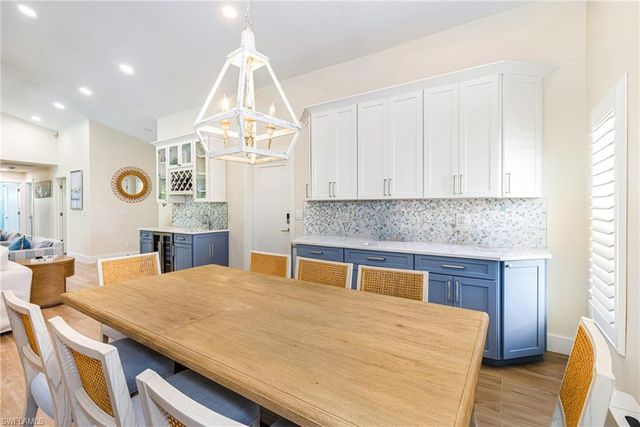 1374 Foxfire LN, Naples, FL 34104