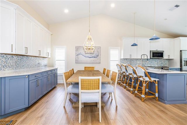 1374 Foxfire LN, Naples, FL 34104