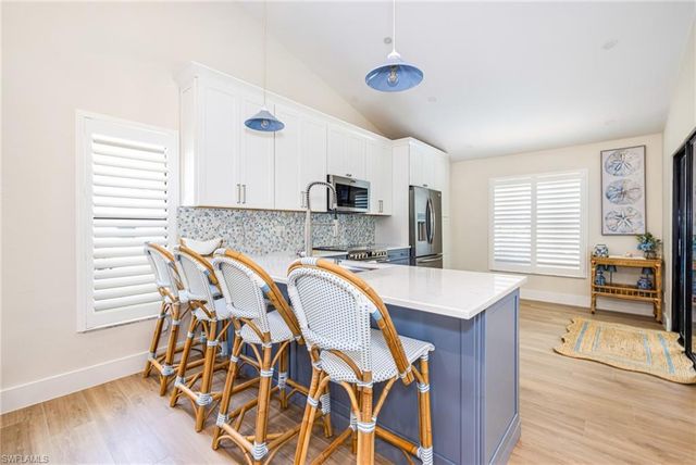 1374 Foxfire LN, Naples, FL 34104