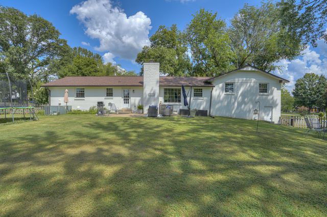 384 Indian Lake Rd, Hendersonville, TN 37075