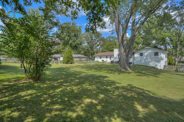 384 Indian Lake Rd, Hendersonville, TN 37075