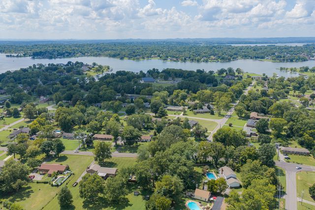 384 Indian Lake Rd, Hendersonville, TN 37075