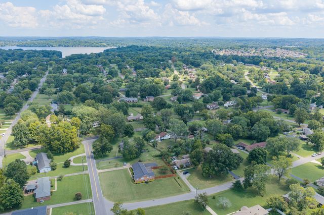 384 Indian Lake Rd, Hendersonville, TN 37075