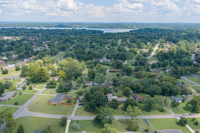 384 Indian Lake Rd, Hendersonville, TN 37075