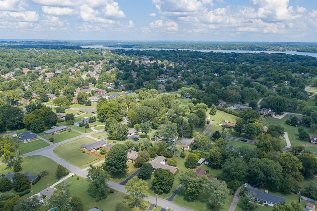 384 Indian Lake Rd, Hendersonville, TN 37075