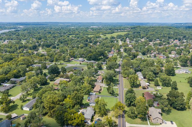 384 Indian Lake Rd, Hendersonville, TN 37075