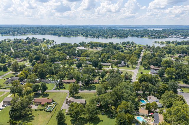 384 Indian Lake Rd, Hendersonville, TN 37075