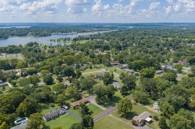 384 Indian Lake Rd, Hendersonville, TN 37075