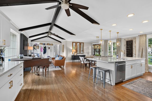 384 Indian Lake Rd, Hendersonville, TN 37075