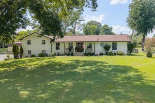 384 Indian Lake Rd, Hendersonville, TN 37075