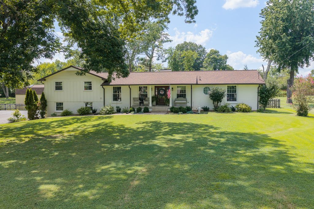 384 Indian Lake Rd, Hendersonville, TN 37075