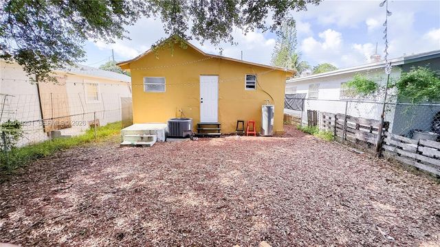 1669 NW 70th St, Miami, FL 33147