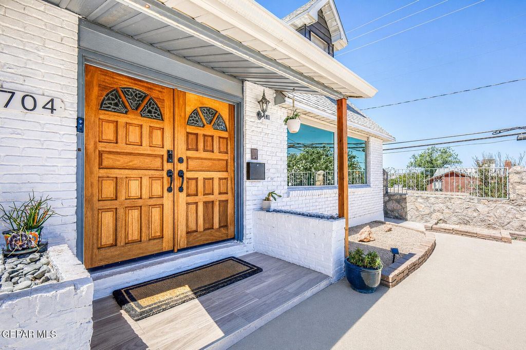 704 MCKELLIGON Drive, El Paso, TX 79902