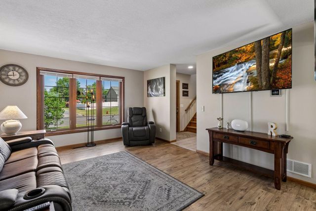 7370 158th Street W, Apple Valley, MN 55124
