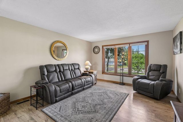 7370 158th Street W, Apple Valley, MN 55124