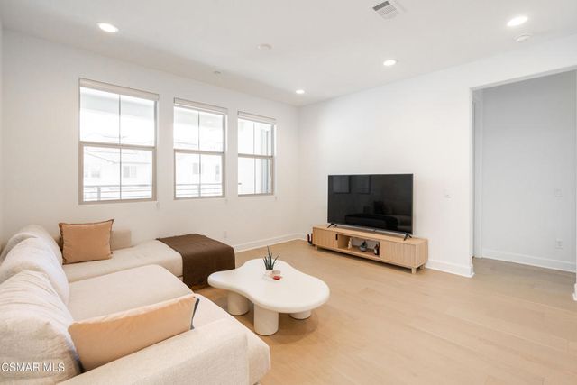 21242 W Wild Flower Way, Chatsworth, CA 91311