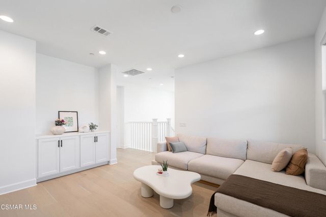 21242 W Wild Flower Way, Chatsworth, CA 91311