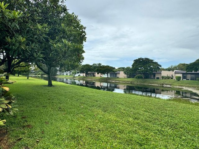 163 Lake Susan Lane, West Palm Beach, FL 33411