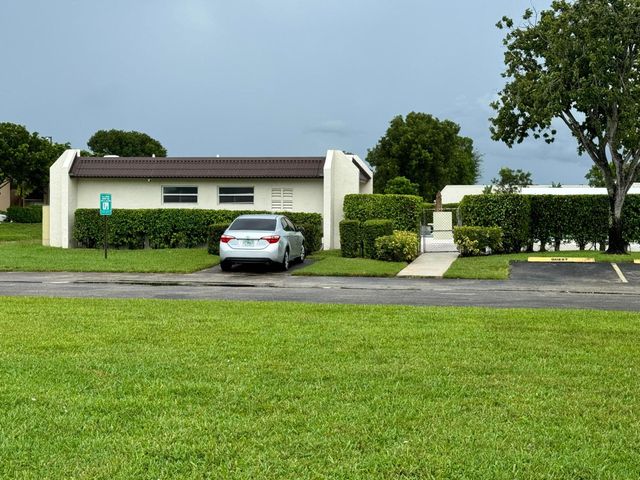 163 Lake Susan Lane, West Palm Beach, FL 33411