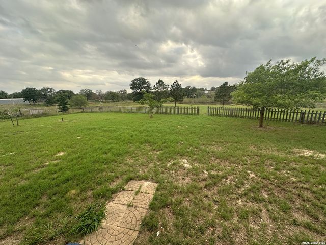 412 Lake, La Vernia, TX 78121