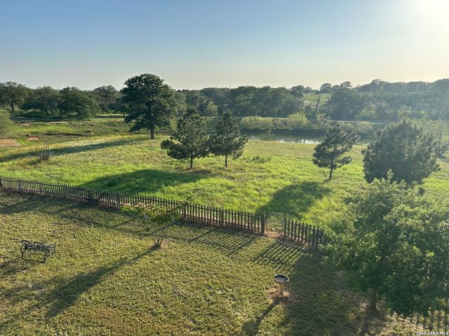 412 Lake, La Vernia, TX 78121