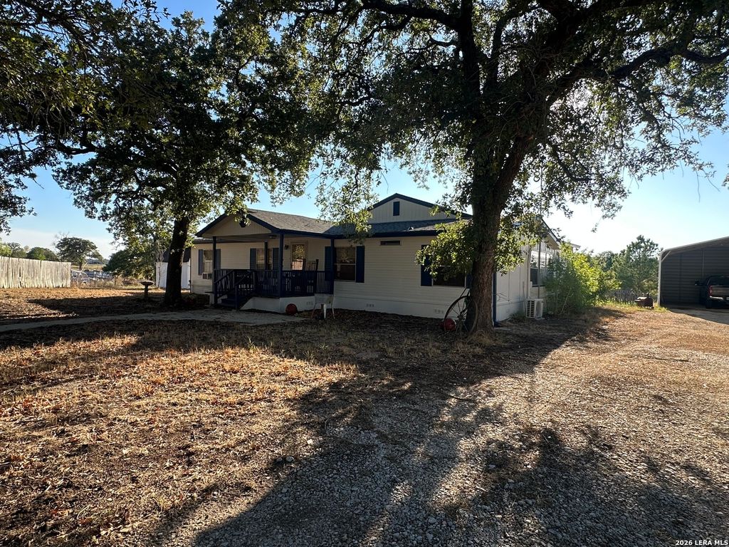 412 Lake, La Vernia, TX 78121