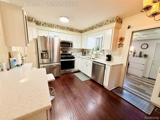 8485 Helen, Center Line, MI 48015