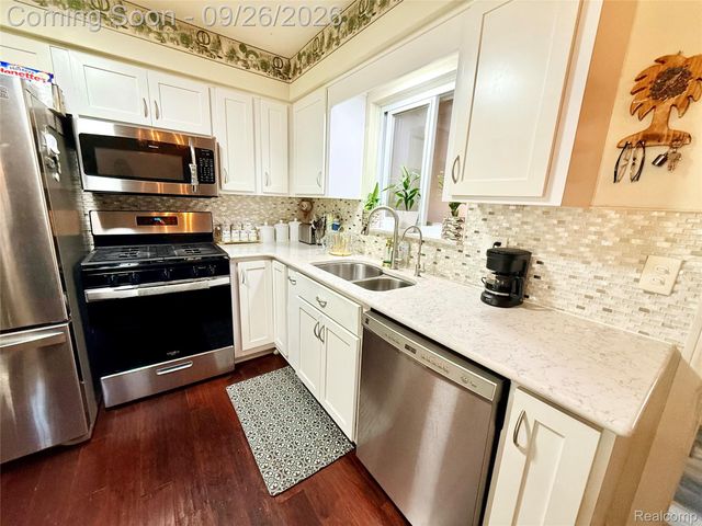 8485 Helen, Center Line, MI 48015