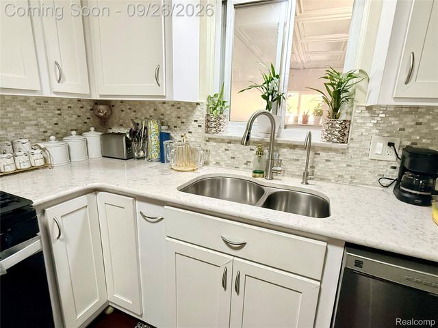 8485 Helen, Center Line, MI 48015
