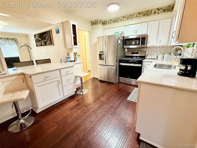 8485 Helen, Center Line, MI 48015