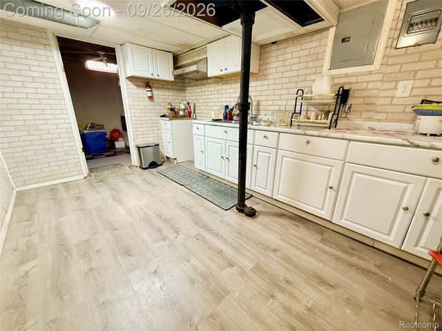 8485 Helen, Center Line, MI 48015