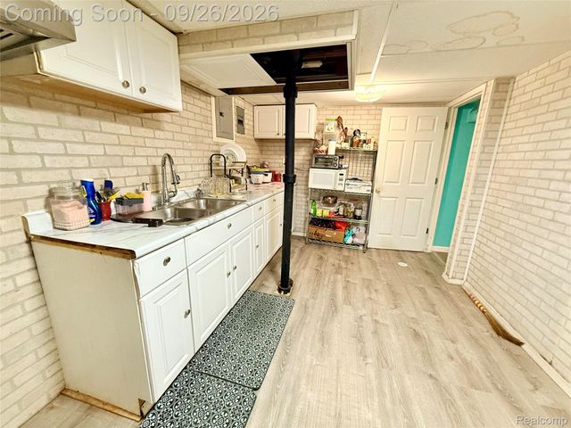 8485 Helen, Center Line, MI 48015