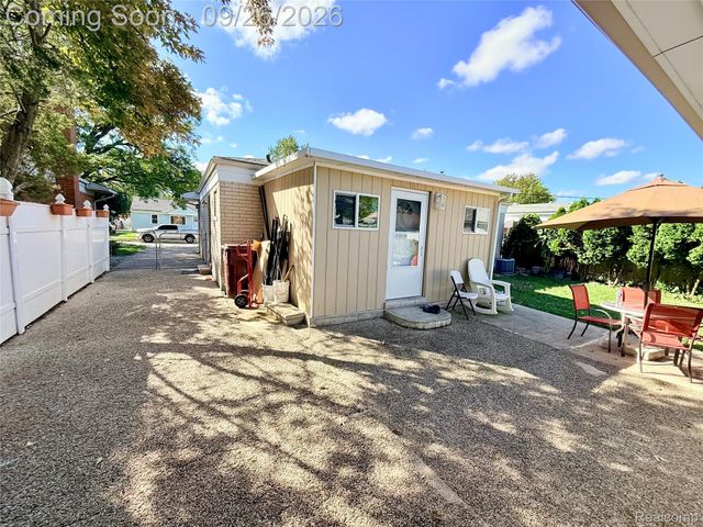 8485 Helen, Center Line, MI 48015