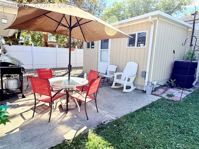 8485 Helen, Center Line, MI 48015