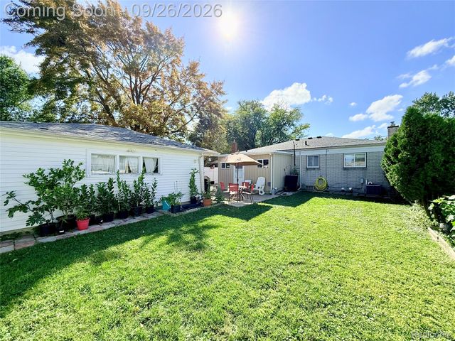 8485 Helen, Center Line, MI 48015