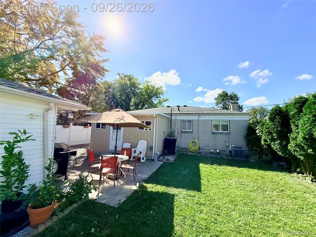 8485 Helen, Center Line, MI 48015