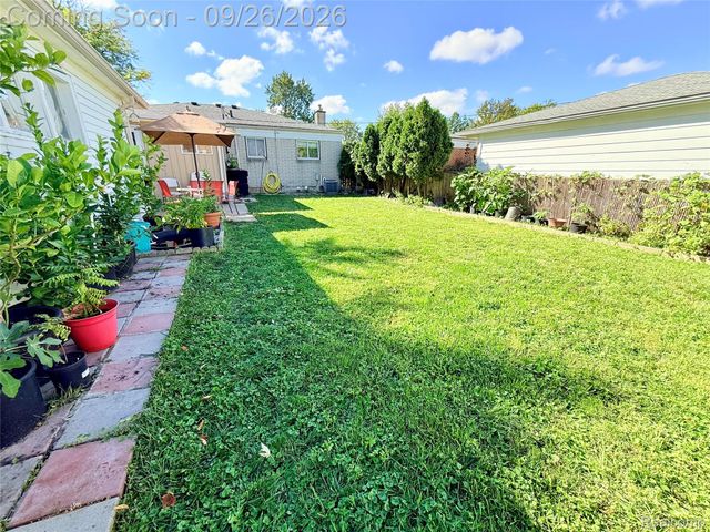 8485 Helen, Center Line, MI 48015