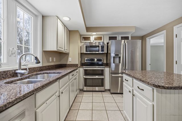 86 Hunter Rd, Uxbridge, MA 01569