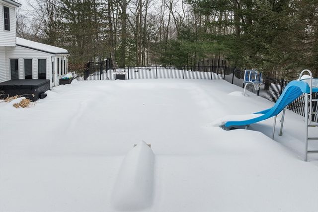 86 Hunter Rd, Uxbridge, MA 01569