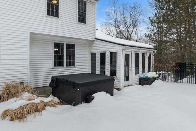86 Hunter Rd, Uxbridge, MA 01569