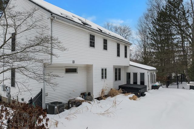 86 Hunter Rd, Uxbridge, MA 01569